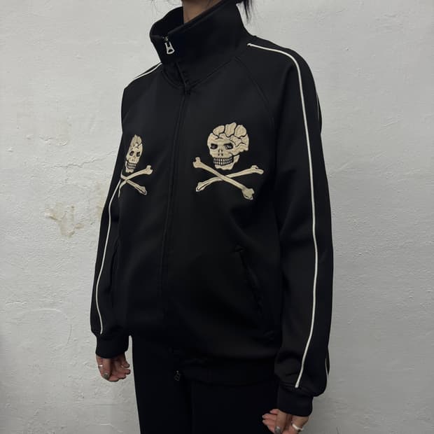 VANSON 블랙컬러 스컬 본 양면 자수로고 파이핑 트랙탑 자켓