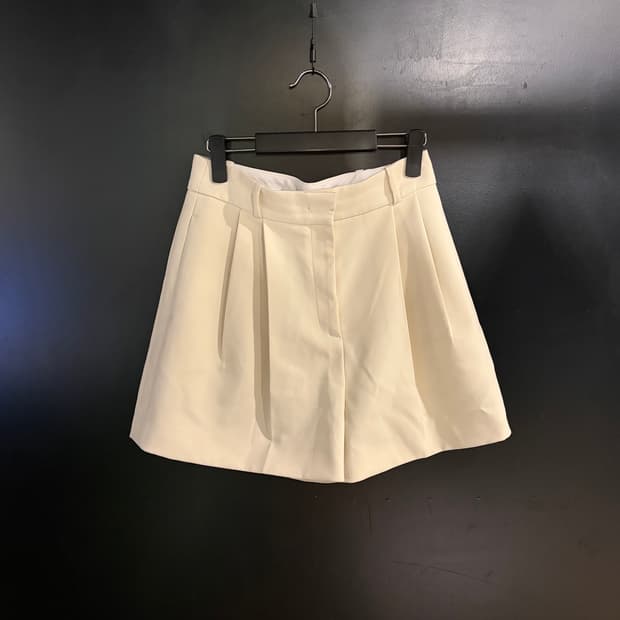  렉토 핀턱 아이보리 숏 팬츠