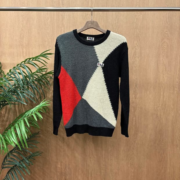 휠라 라운드넥 긴팔 니트 기하학 컬러 블록 패턴 로고 패치 디테일 블랙