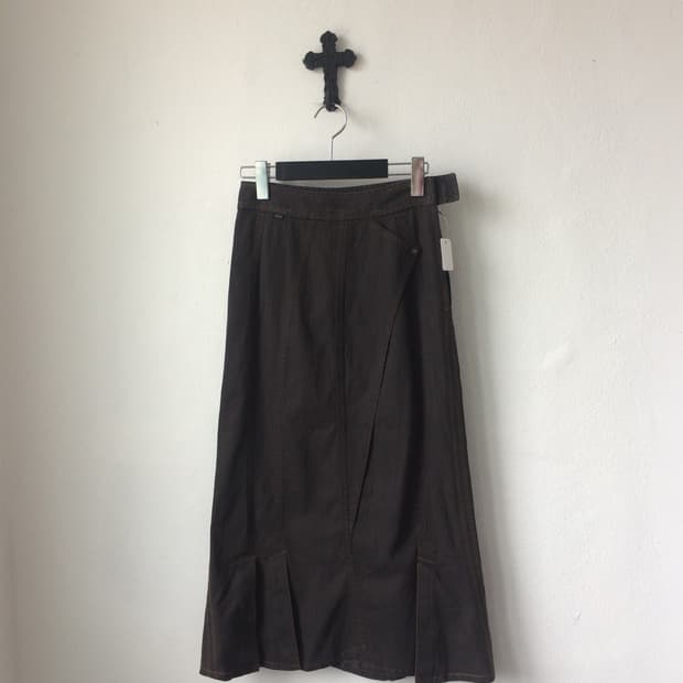 Line detail point long skirt