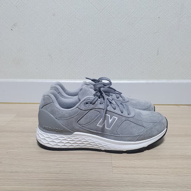 뉴발란스 1880 프레쉬폼 운동화 255