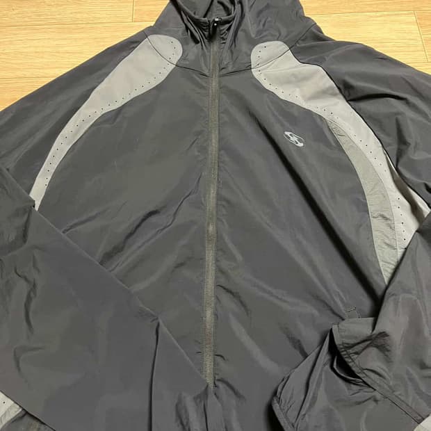 산산기어 러닝자켓 블랙 23/ss 2사이즈 판매