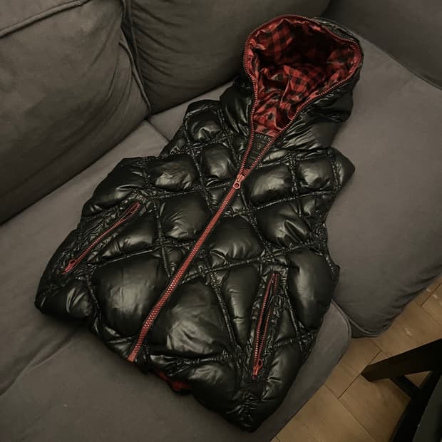 GUESS 패딩 베스트 