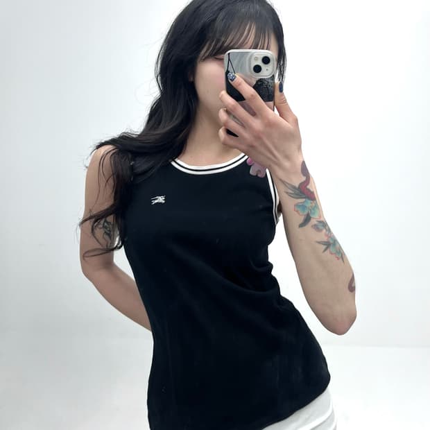 Burberry 블랙라벨 탑 블랙 배색 디테일 슬리브리스