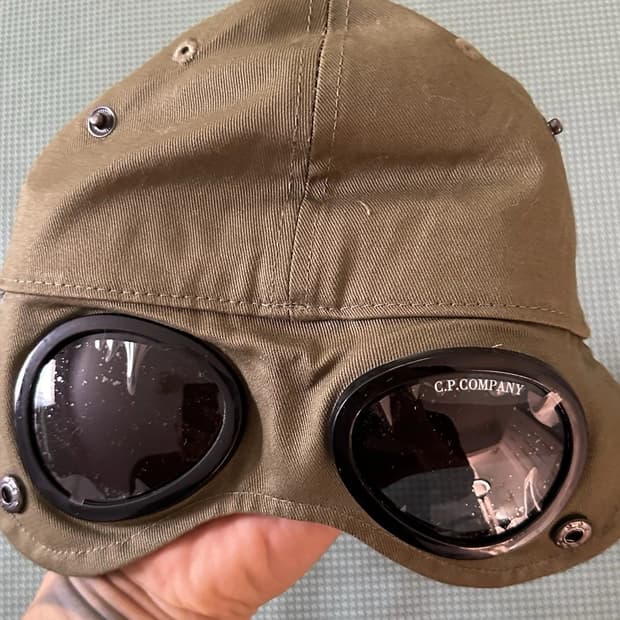 C.P 컴퍼니 고글 볼캡 올리브 그린