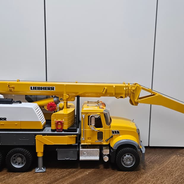 브루더 MACK 크레인 트럭 (LIEBHERR)