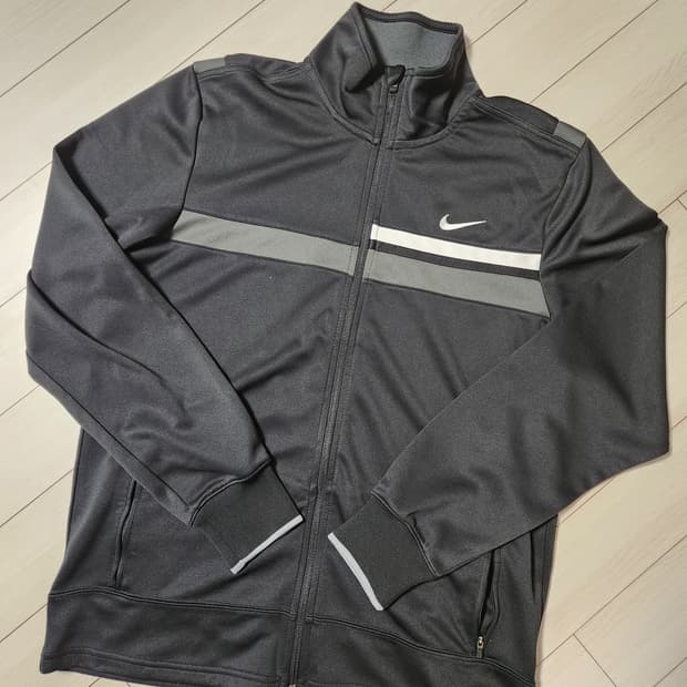 나이키 집업 저지 트랙탑 사이즈105(xl)

지퍼고무 파손(사진참조)
