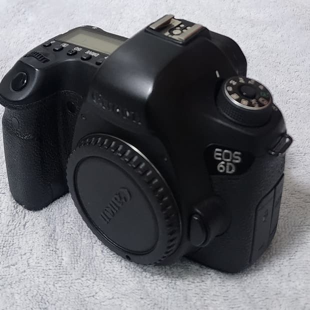 캐논 디지털카메라 EOS 6D 카메라 바디만 팝니다.