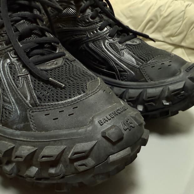 발렌시아가 디펜더 블랙 43 사이즈