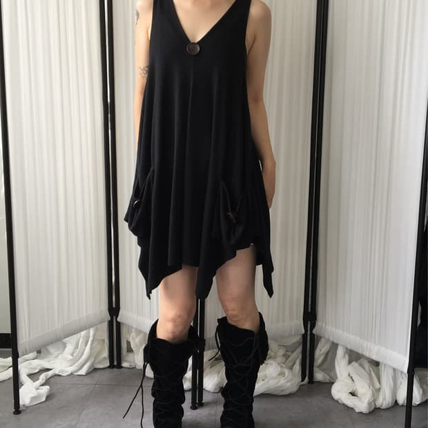 Button point unbalanced sleeveless onepe