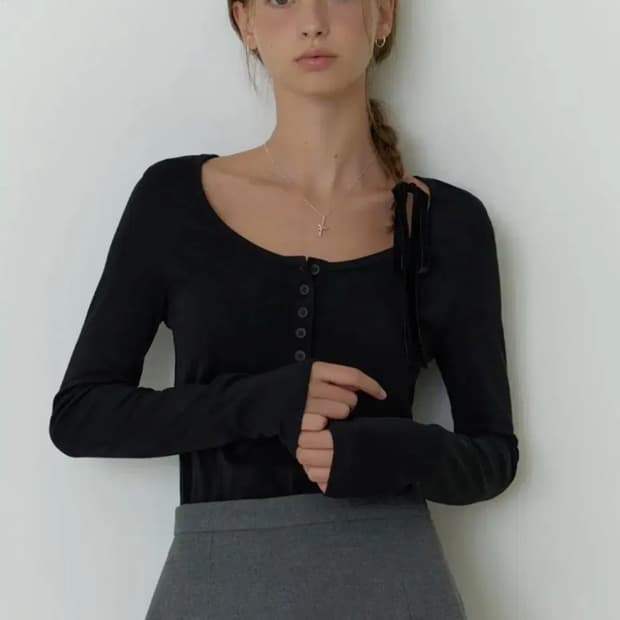 리엘 Sherry button U t-shirt black