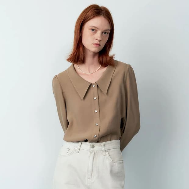 마론에디션 애쉬브라운 로우넥 블라우스