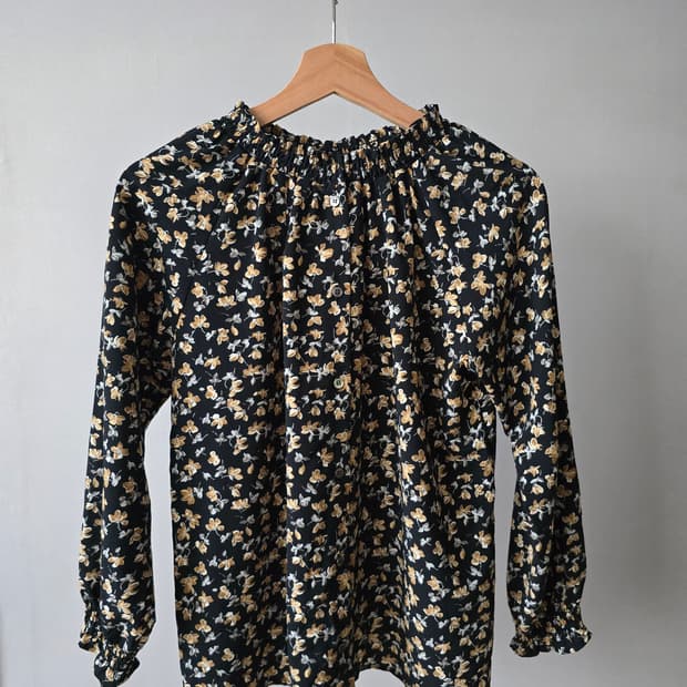 어반리서치 플라워 블라우스 (free사이즈)