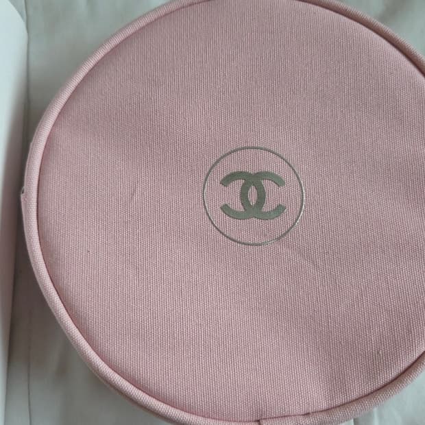 샤넬 뷰티 핑크 라운드 파우치