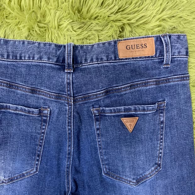 [35] 게스 로고 레더탭 테이퍼드핏 데님팬츠