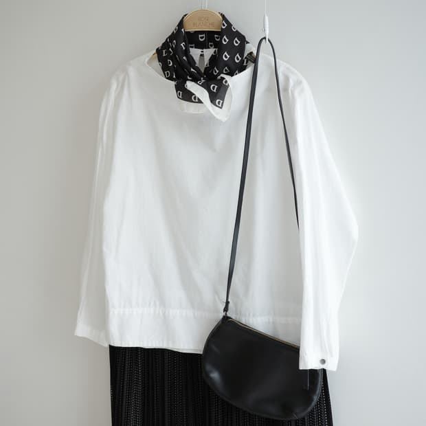galerie non 
• 화이트 코튼 블라우스