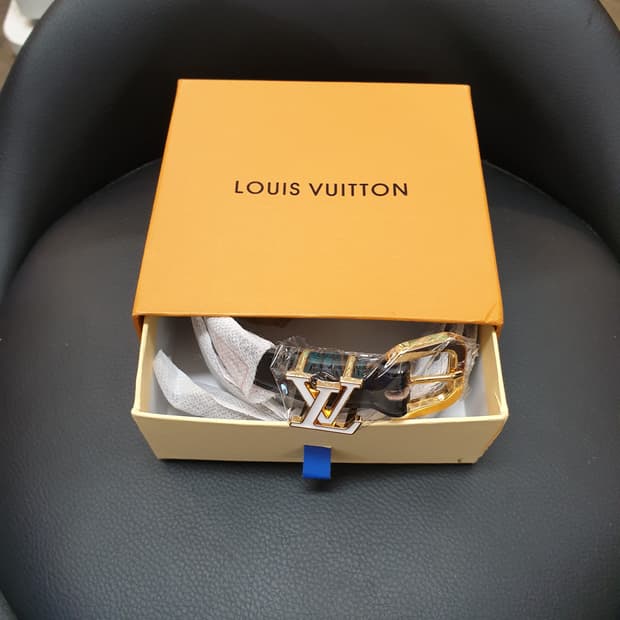 루이비통 여성 화이트 버클 블랙 벨트 새상품