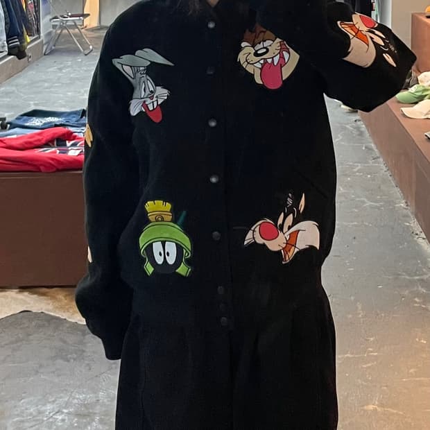 빈티지 루니툰 자수 블랙 바시티 자켓 H2213