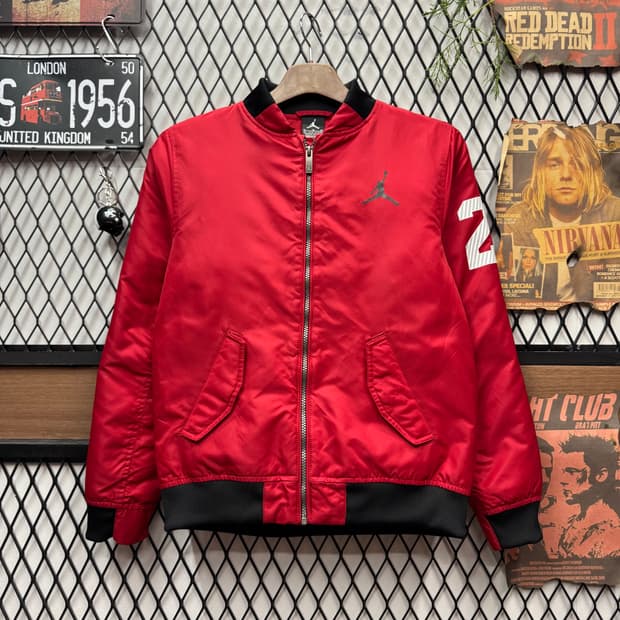 조던 키즈 바시티 봄버 자켓 후면 레터링 로고 포인트 레드 블랙