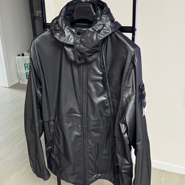 스톤아일랜드 메탈릭 런 프루프 바람막이