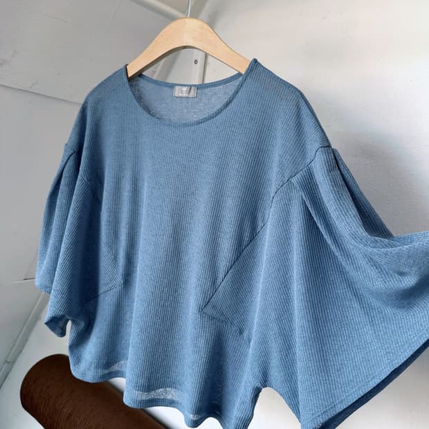 Wide design cropped top