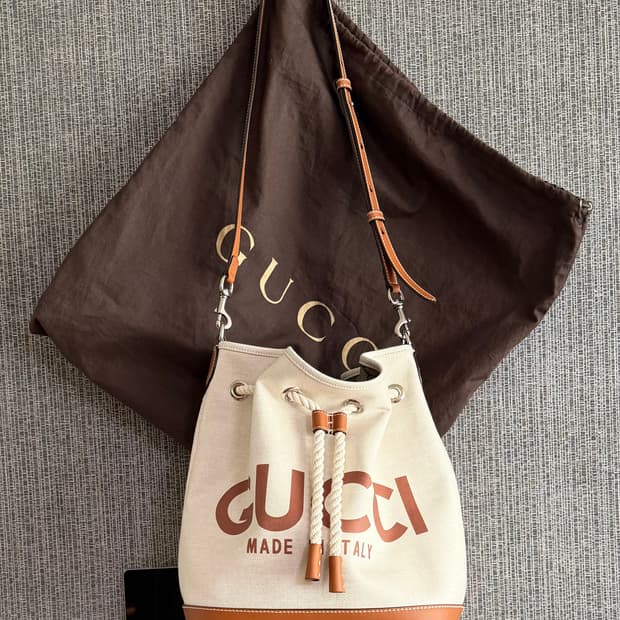 구찌 GUCCI 로고 프린트 GG 수프림 캔버스 가죽 트리밍 버킷백
