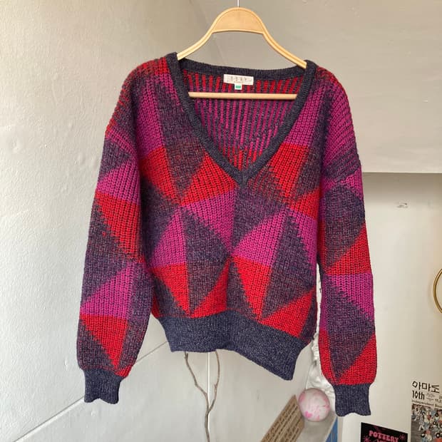 빈티지 그래픽 브이넥 크롭 니트