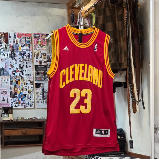 아디다스 엔비에이 클리블랜드 제임스 슬리브리스