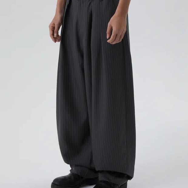 스웨이드 - TWO TUCK STRIPE SLACKS [GRAY]