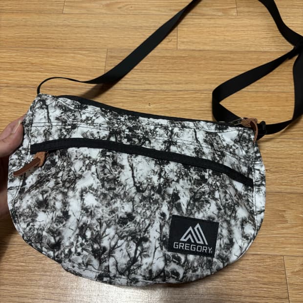 그레고리 반달 백 블랙 화이트 패턴