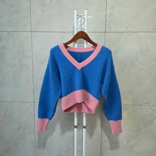 핑크배색 브이넥 울 니트 