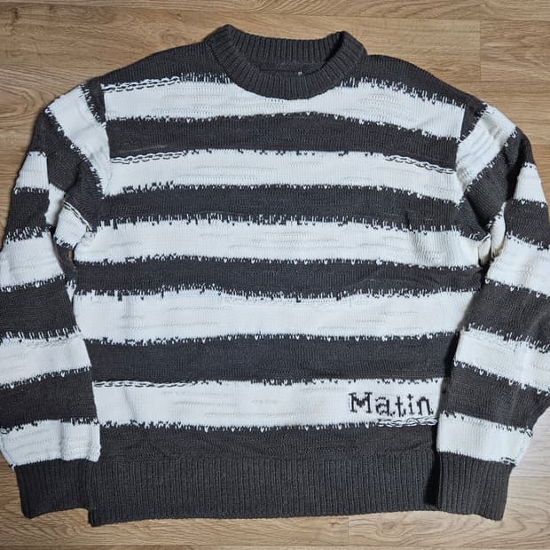 마뗑킴 스트라이프 패턴 니트 스웨터
