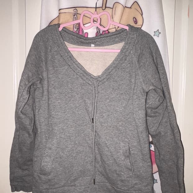 빈티지 그레이 레이어드 브이넥 맨투맨