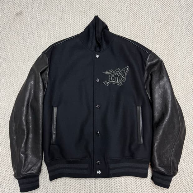 루이비통 엠보스 바시티 자켓