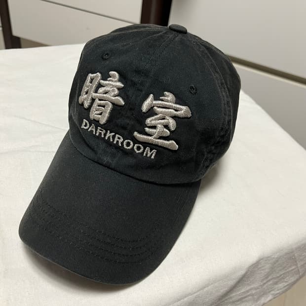 다크룸 스튜디오 실버 로고 캡