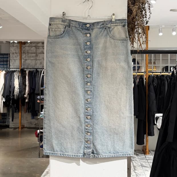 꾸레쥬 데님 워싱 버튼업 백트임 미디 스커트