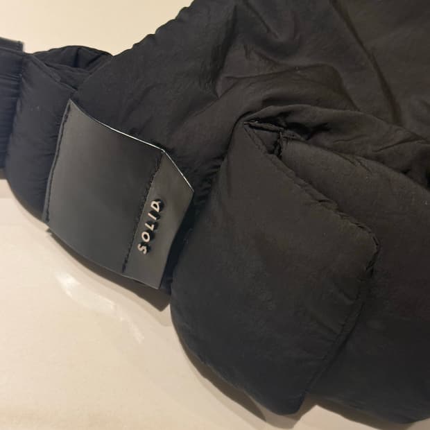 솔리드옴므 패디드 메신저백 