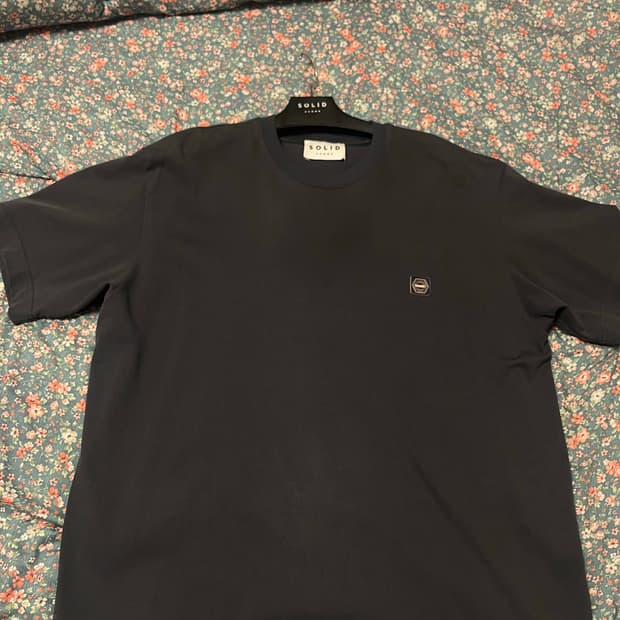 솔리드옴므 나비 백로고 그레이티셔츠