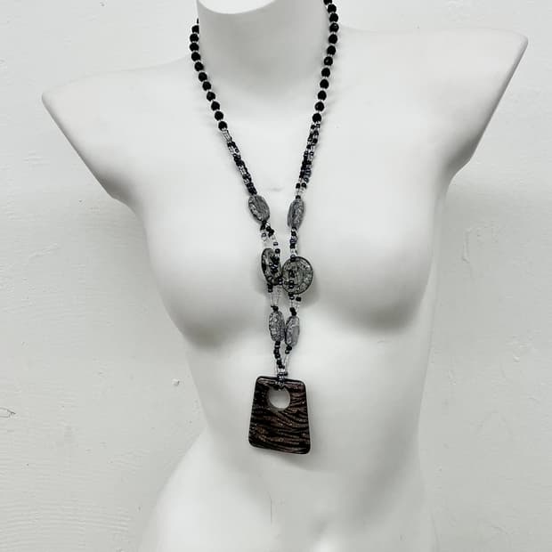 블랙페어리 지브라 드롭 네크리스