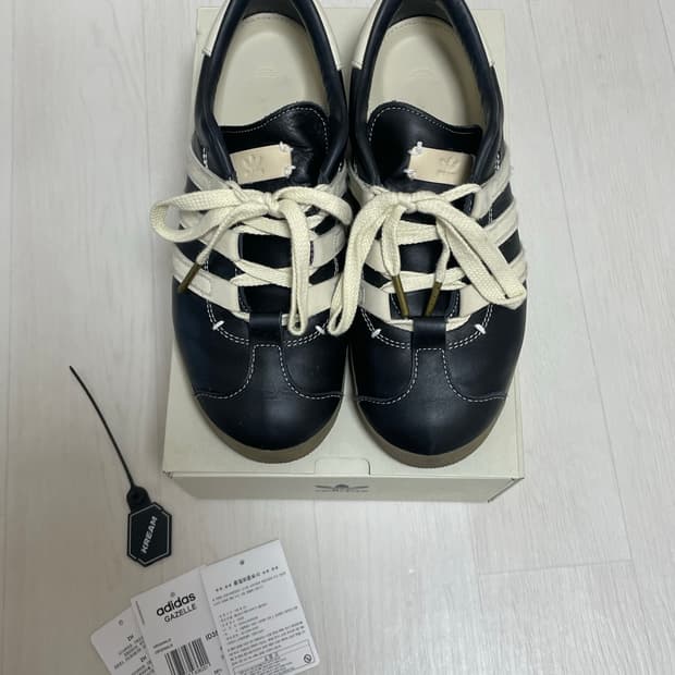 아디다스 x 풋 인더스트리 가젤 코어 블랙 크림 화이트