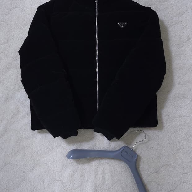 [S] 프라다 벨벳 다운 패딩 블랙(SGC407)