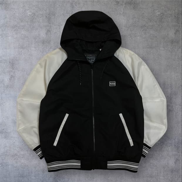 리바이스 스몰 로고 블랙 배색 바람막이