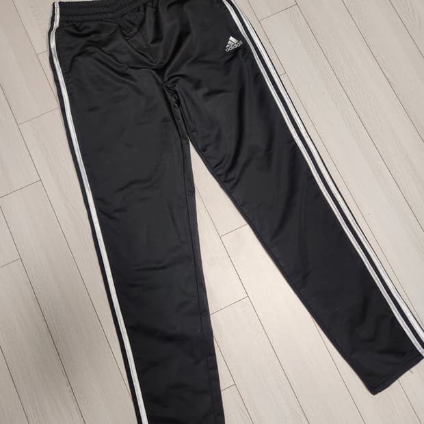 아디다스 레귤러핏 기모 트레이닝 트랙 팬츠(새상품급)

아디다스 로고하고