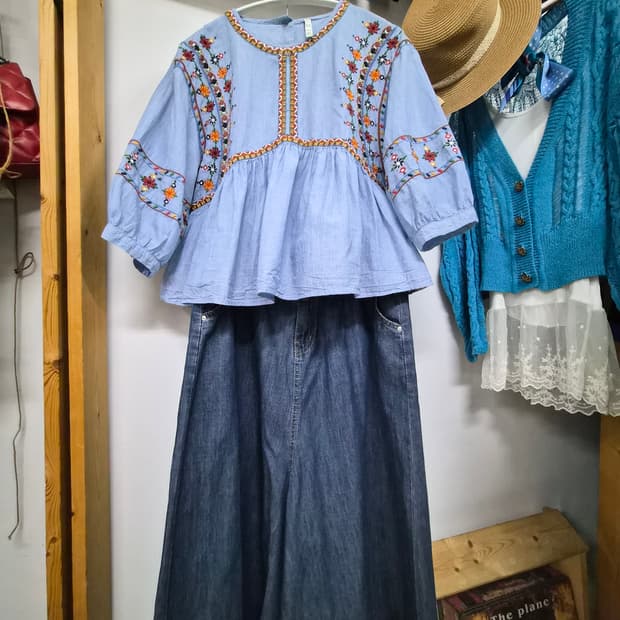 자라 자수 벌룬 큐트 블라우스. 와이드밴딩 여름 데님