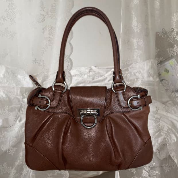 페라가모 소가죽 숄더백 브라운