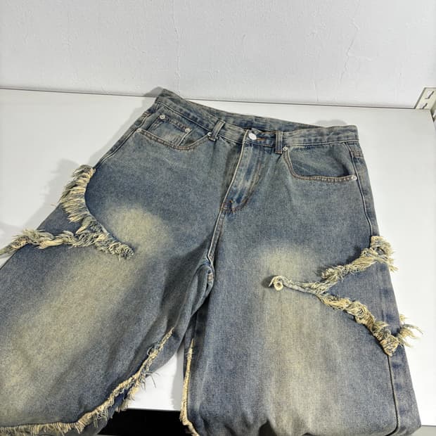 XL 트릴리온 와이드핏 연청 스타 아플리케 데님팬츠