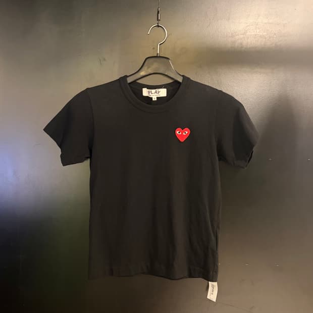 꼼데가르송 플레이 와펜 반팔티 블랙