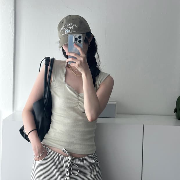 포트레이트서울 레이스 트리밍 스퀘어넥 슬림 핏 티셔츠 그린