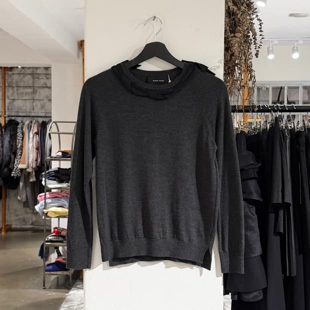 시몬 로샤 차콜 라운드 넥 리본 디테일 니트