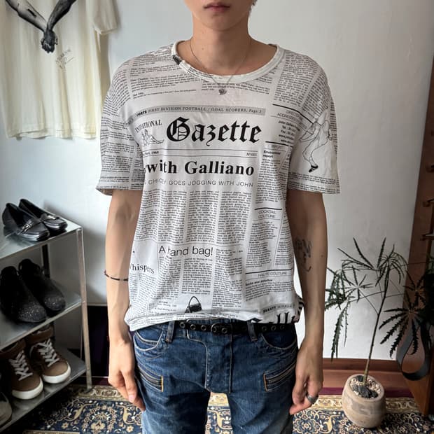 존갈리아노 뉴스페이퍼 티